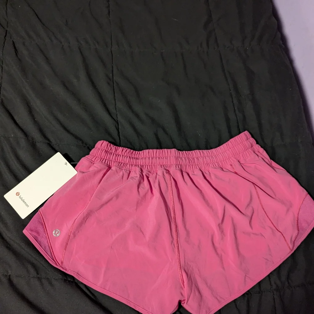 💗 Lululemon Hotty Hot Low-Rise Lined Short 2.5" • SONIC PINK (SNCP) • Size 10 • - Picture 3 of 5